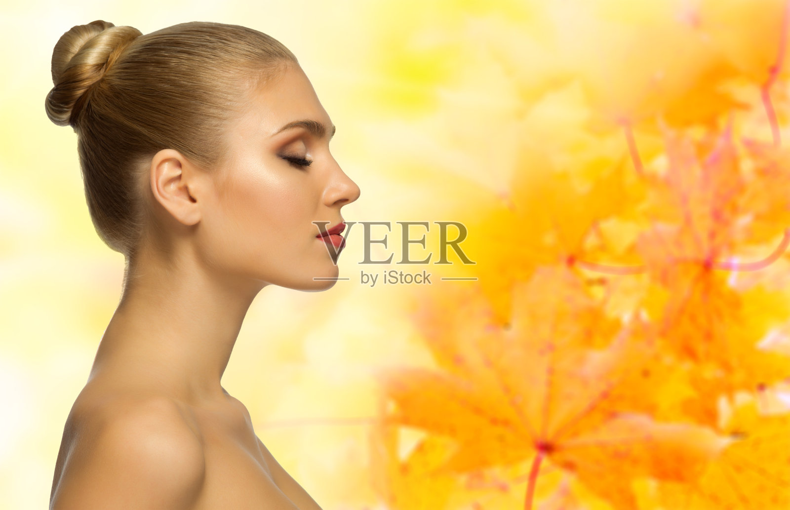 年轻的女人在秋天的背景照片摄影图片