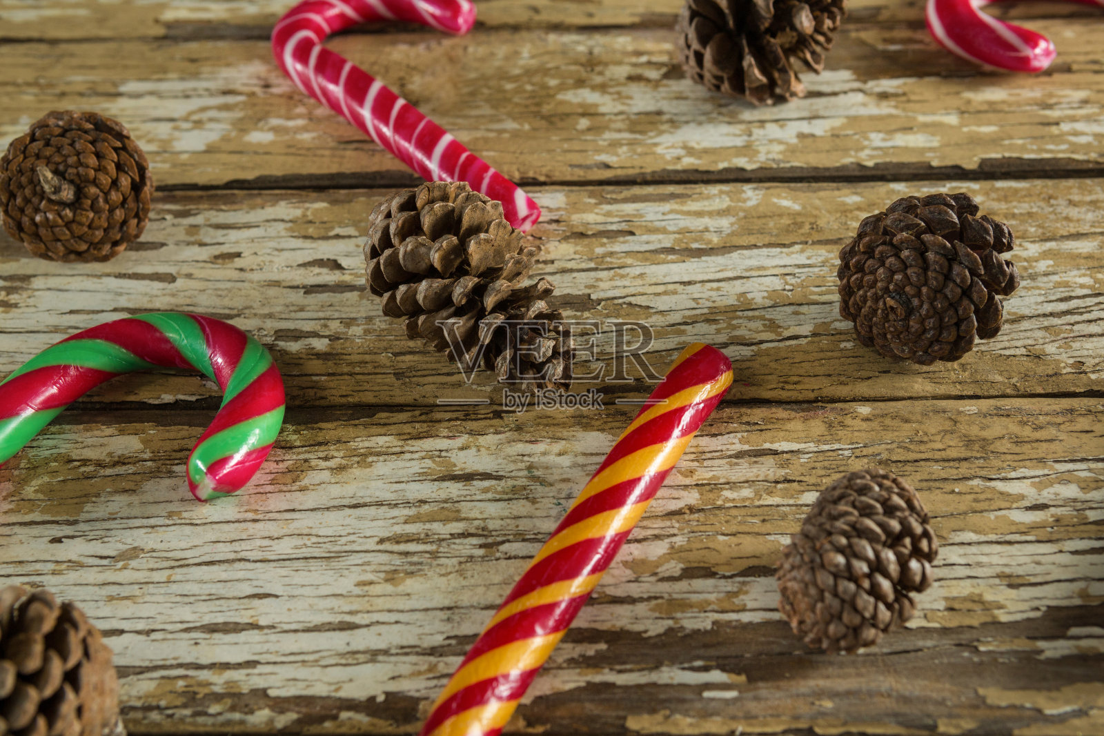 糖果和松果放在木板上照片摄影图片