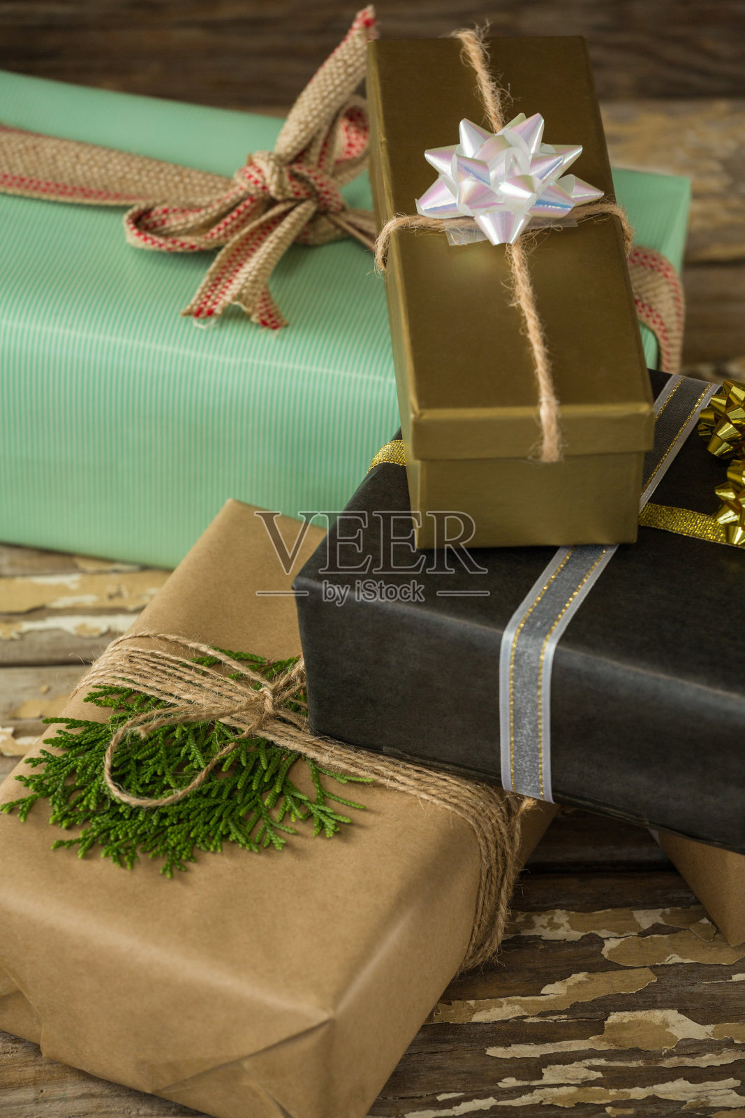 木桌上有各种包装好的礼品盒照片摄影图片