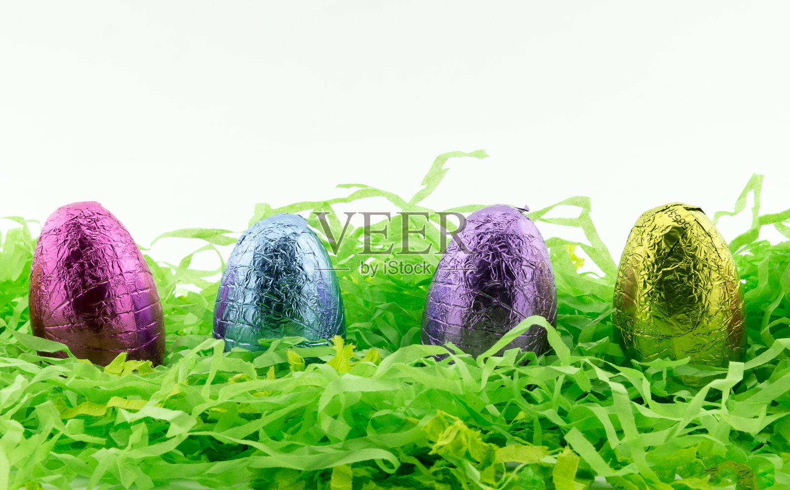 绿纸上的复活节彩蛋照片摄影图片