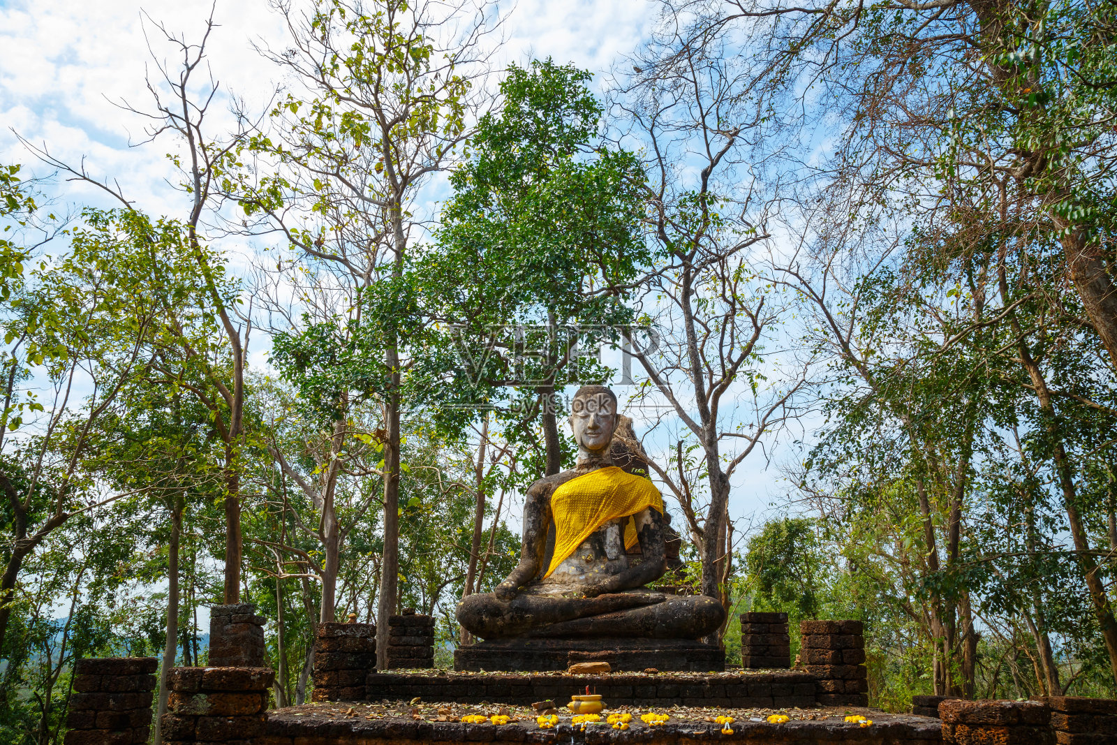 位于泰国Si Satchanalai历史公园的Wat Khao Phanom Phloeng Temple，是联合国教科文组织世界遗产照片摄影图片