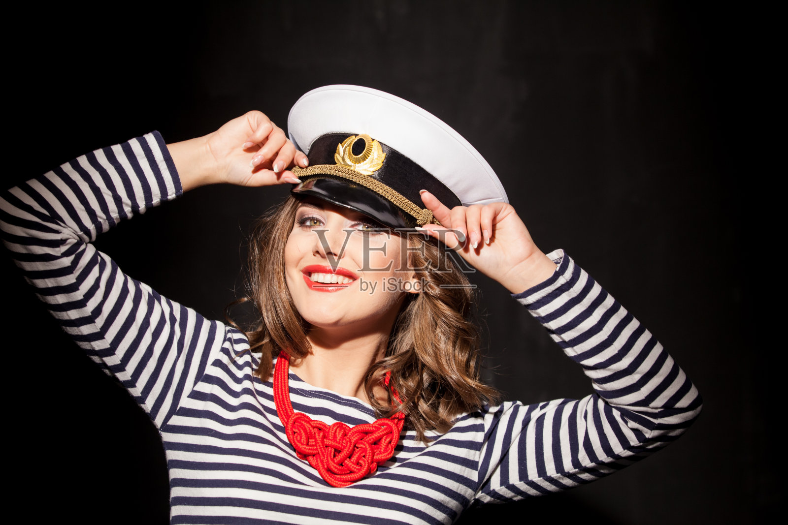 一个戴着帽子的女孩照片摄影图片