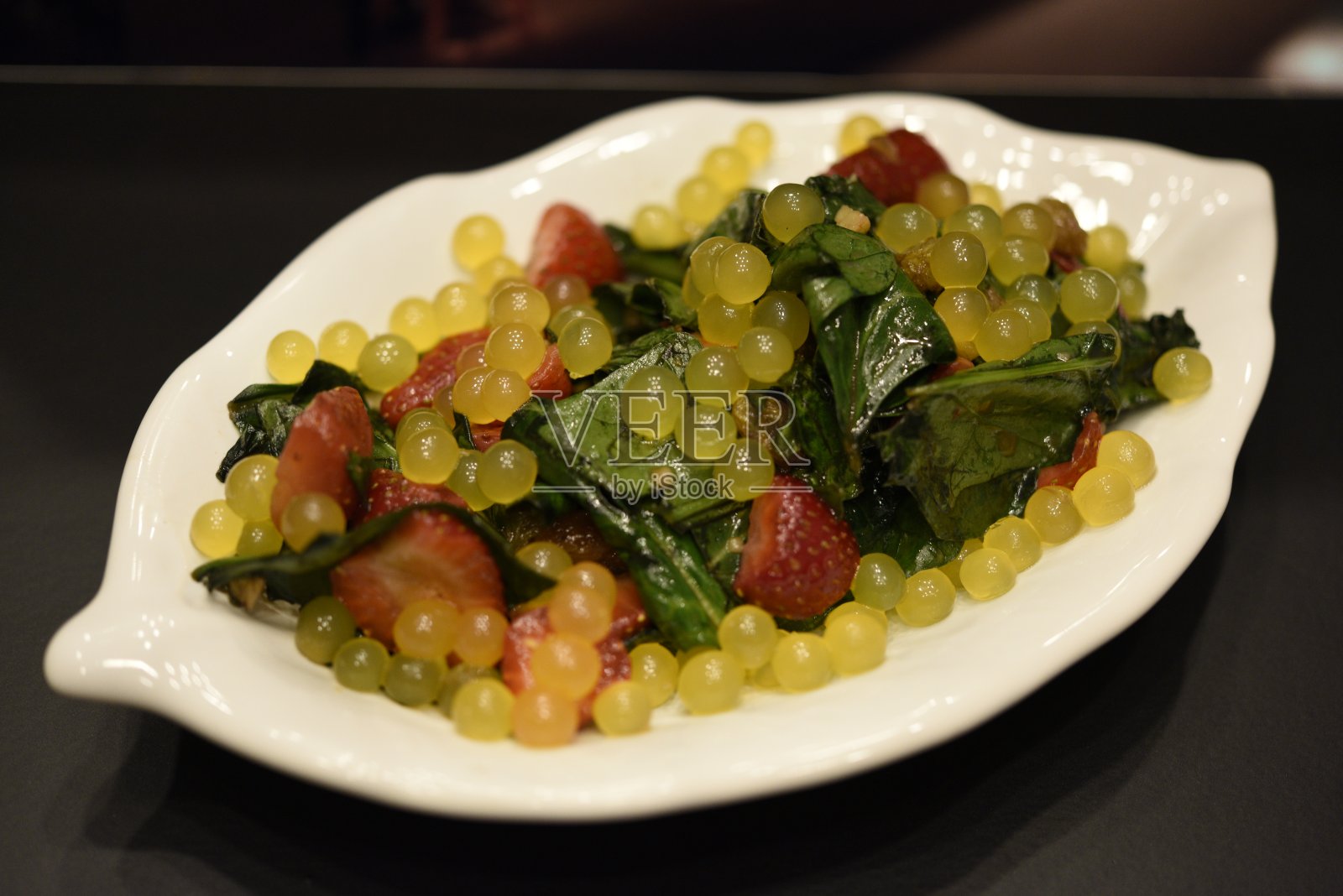 草莓绿沙拉照片摄影图片