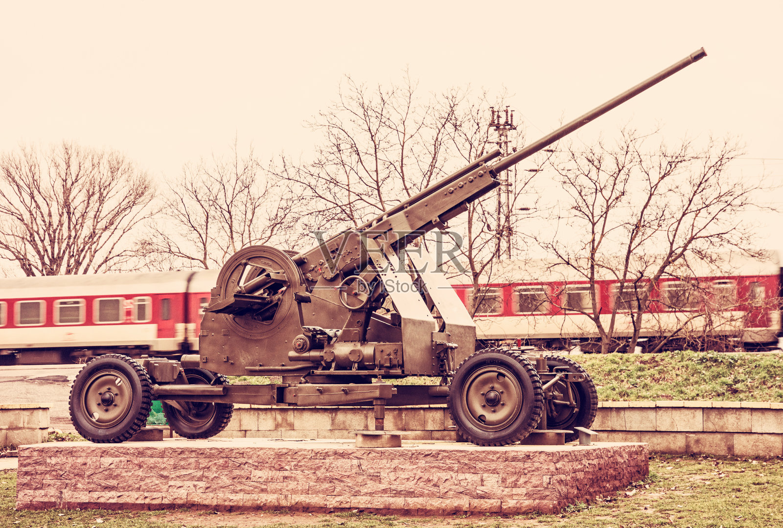 高射炮和训练开始了，红色过滤器照片摄影图片