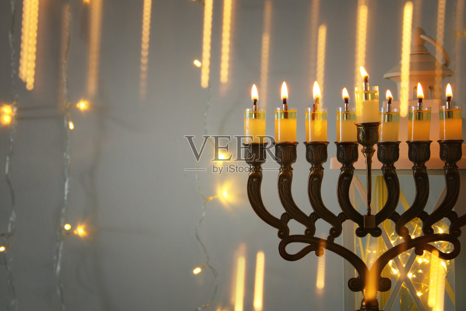 犹太节日光明节背景的低调形象与烛台(传统的烛台)照片摄影图片