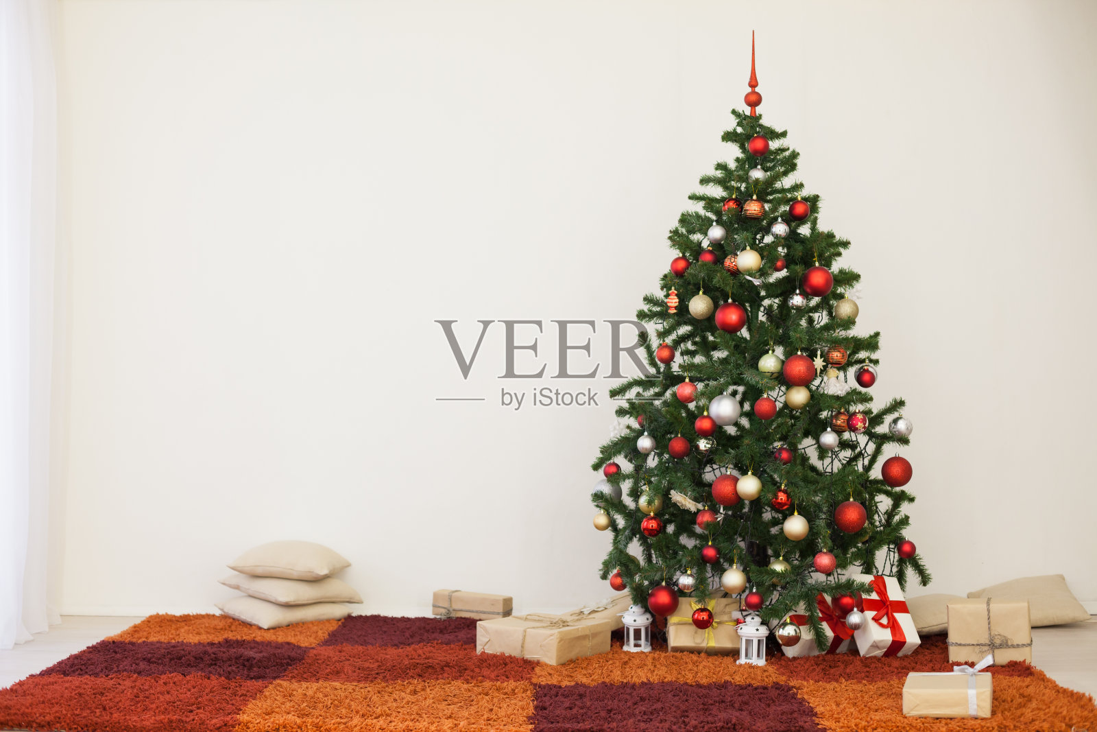 在房子的白色房间里放一棵圣诞树过圣诞节照片摄影图片