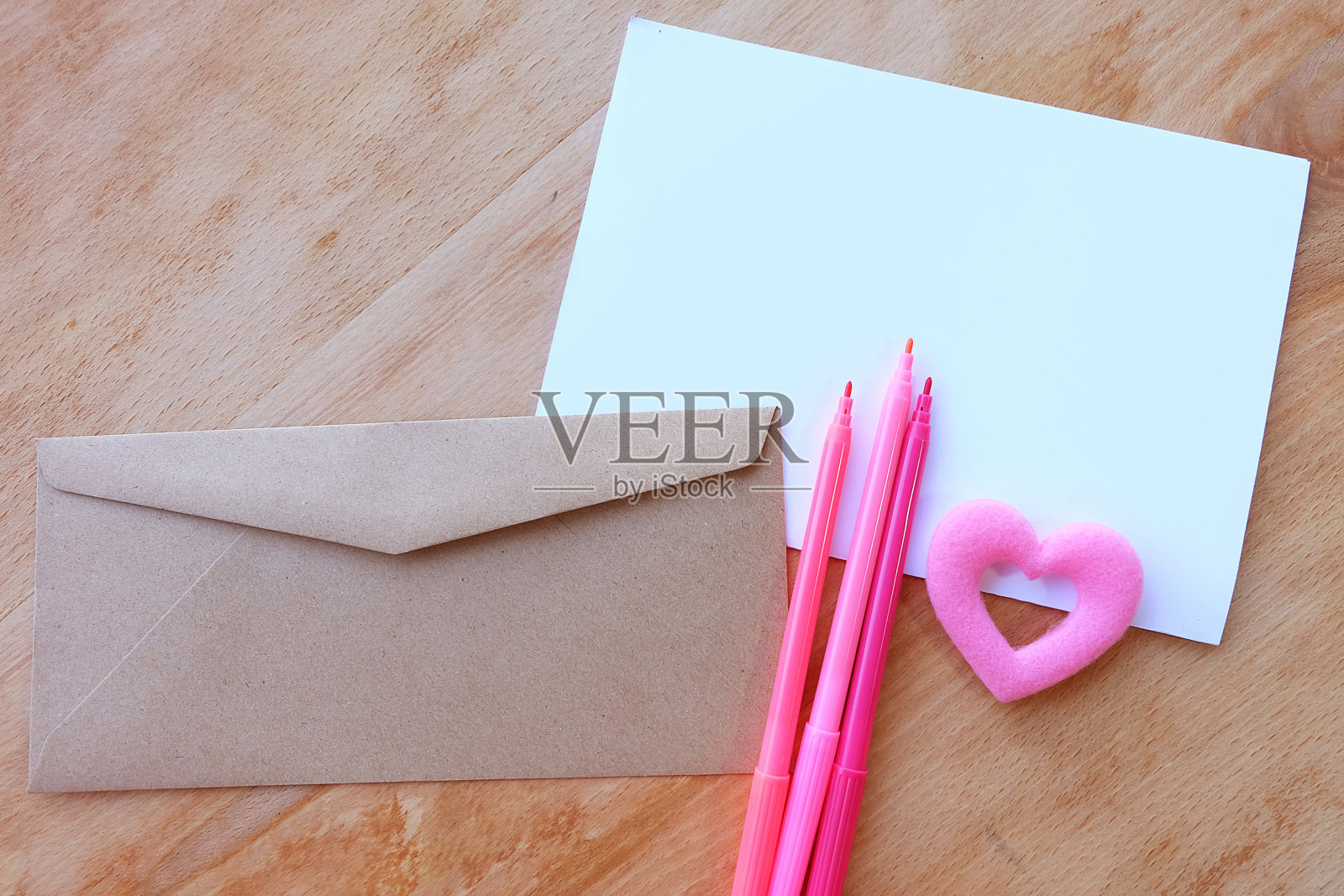 空白白纸卡，棕色信封，木制背景照片摄影图片