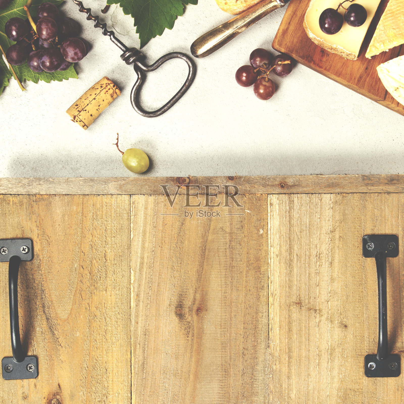 葡萄酒开胃菜设置:法国奶酪选择，葡萄和核桃在混凝土背景照片摄影图片