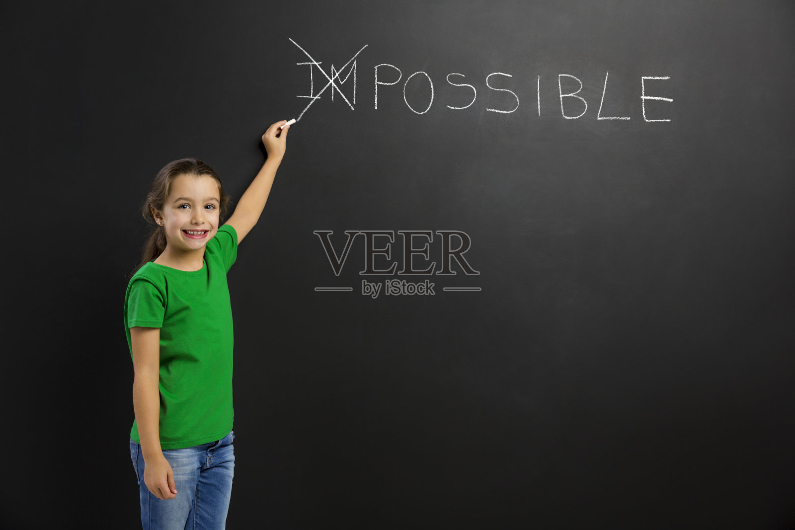 女孩在黑板上写字照片摄影图片