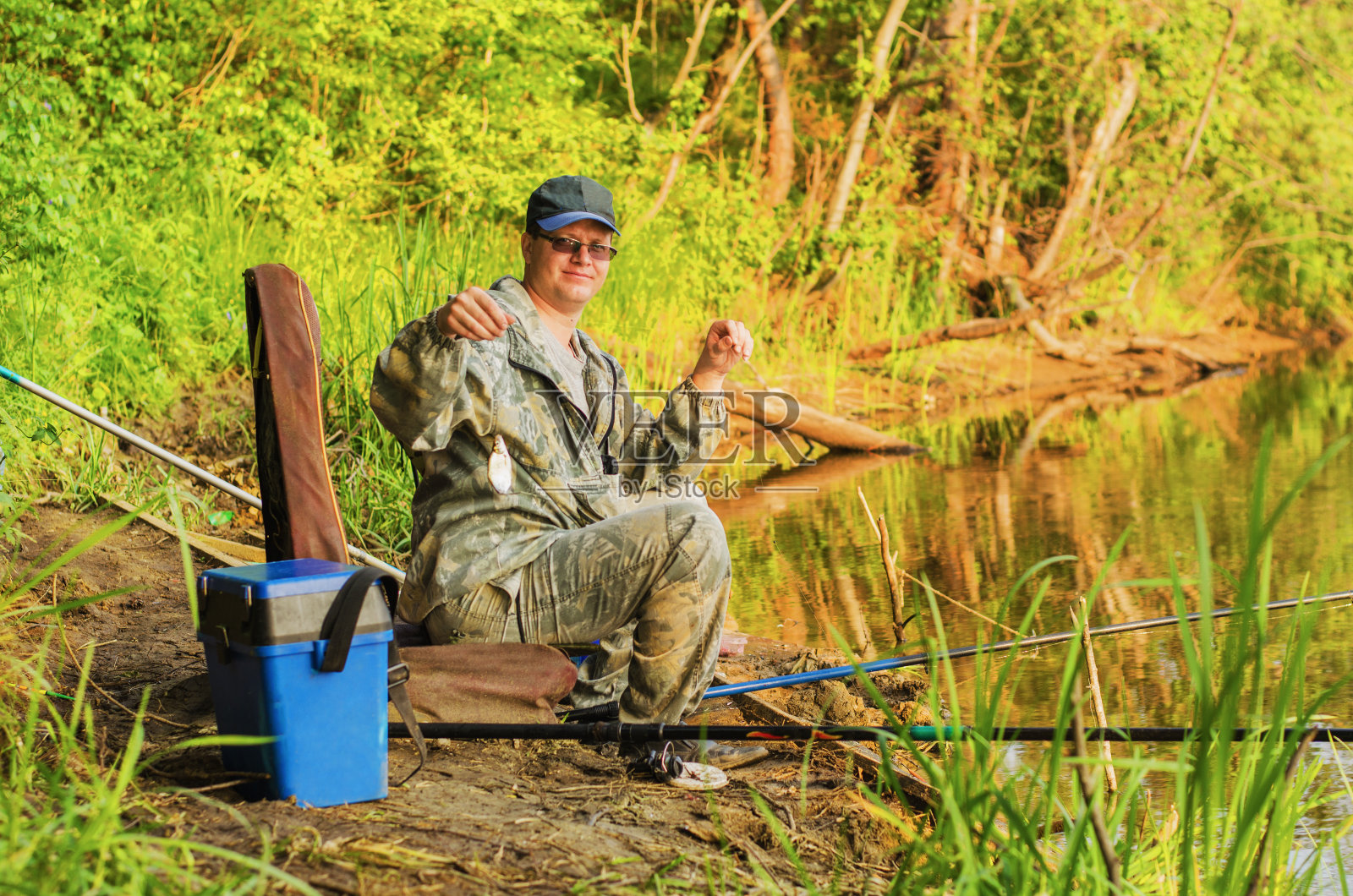 渔夫在夏天钓鱼照片摄影图片