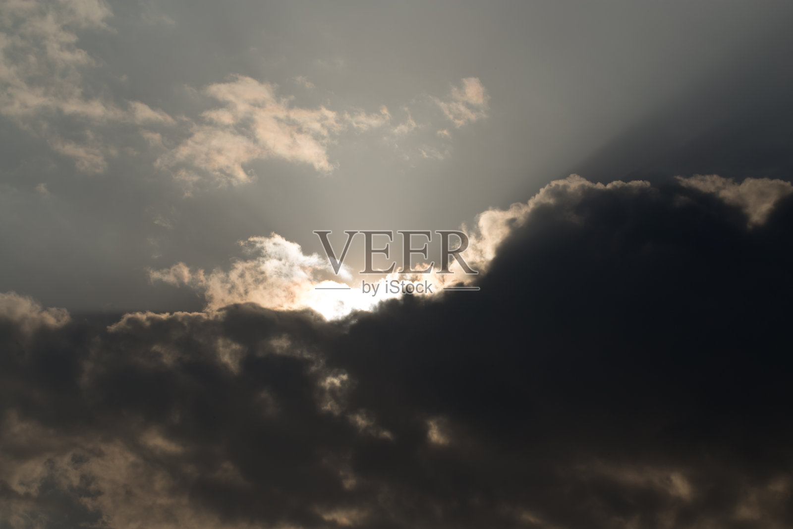 乌云后面的太阳照片摄影图片