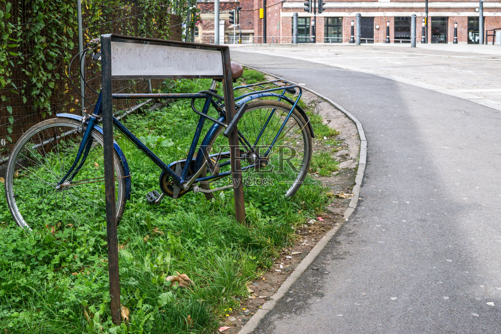 自行车被锁在街道标志上照片摄影图片