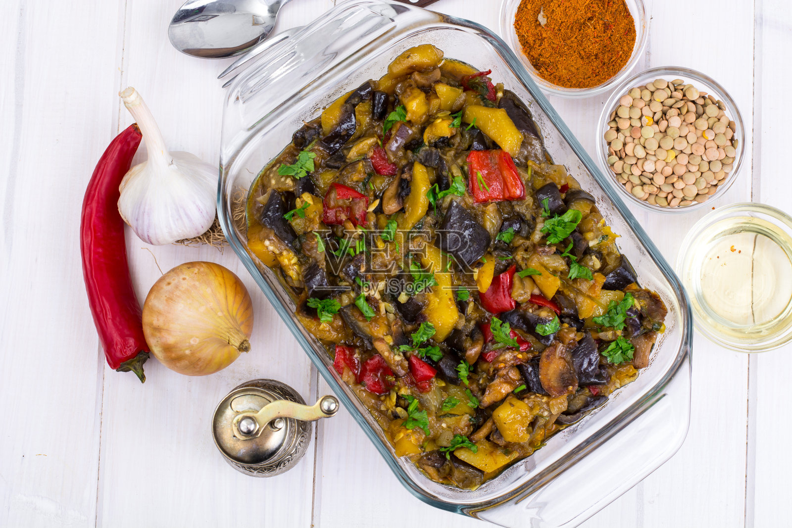 茄子炒素菜，白木背景照片摄影图片