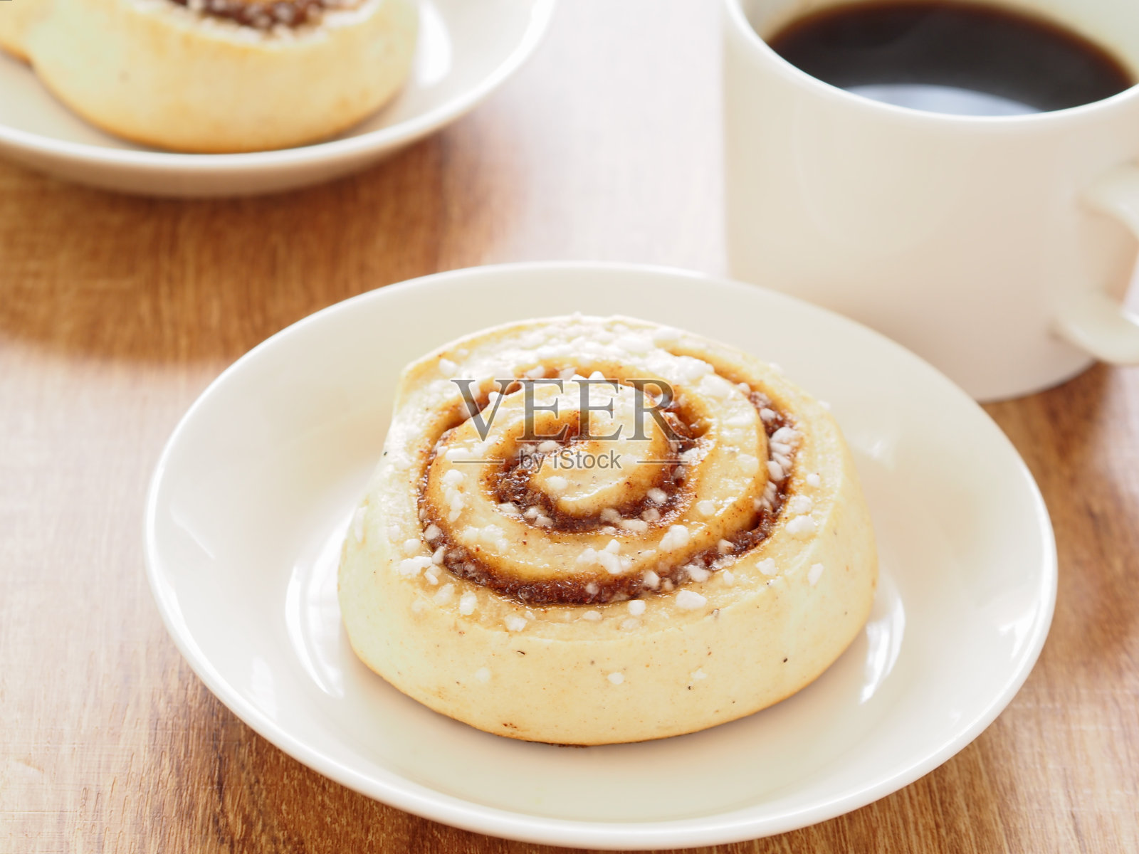 肉桂卷和一杯咖啡照片摄影图片