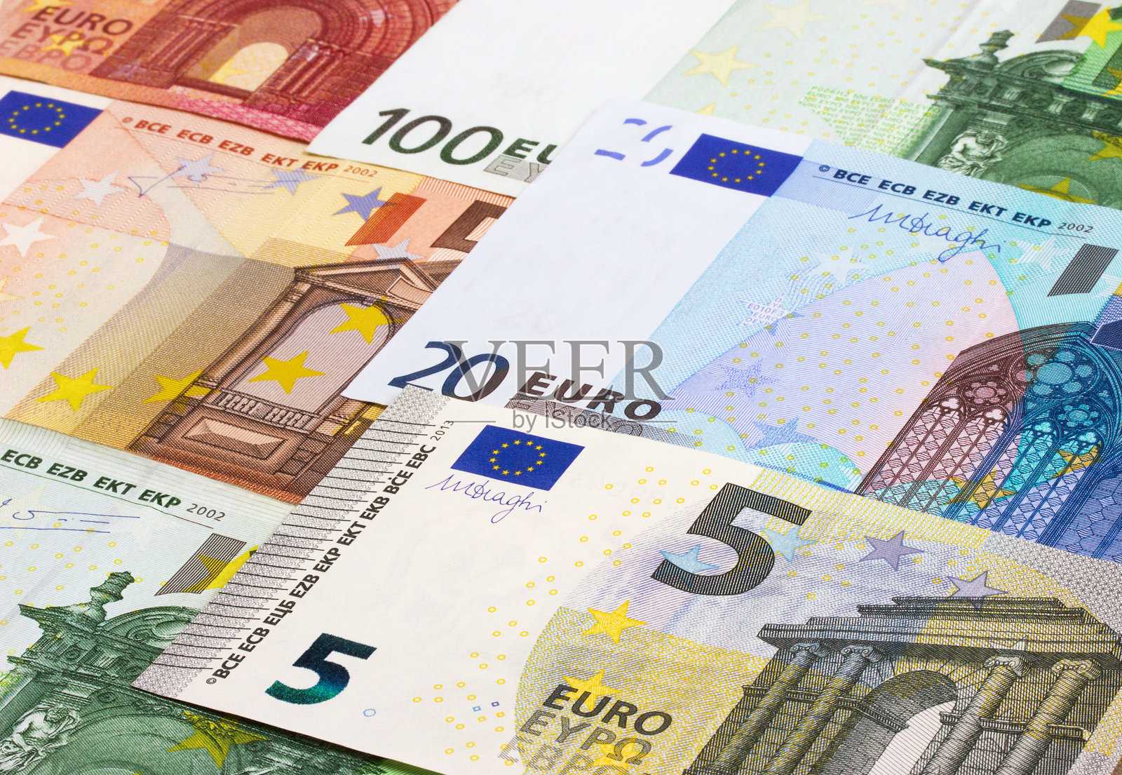 不同面额的欧元货币抽象背景。照片摄影图片