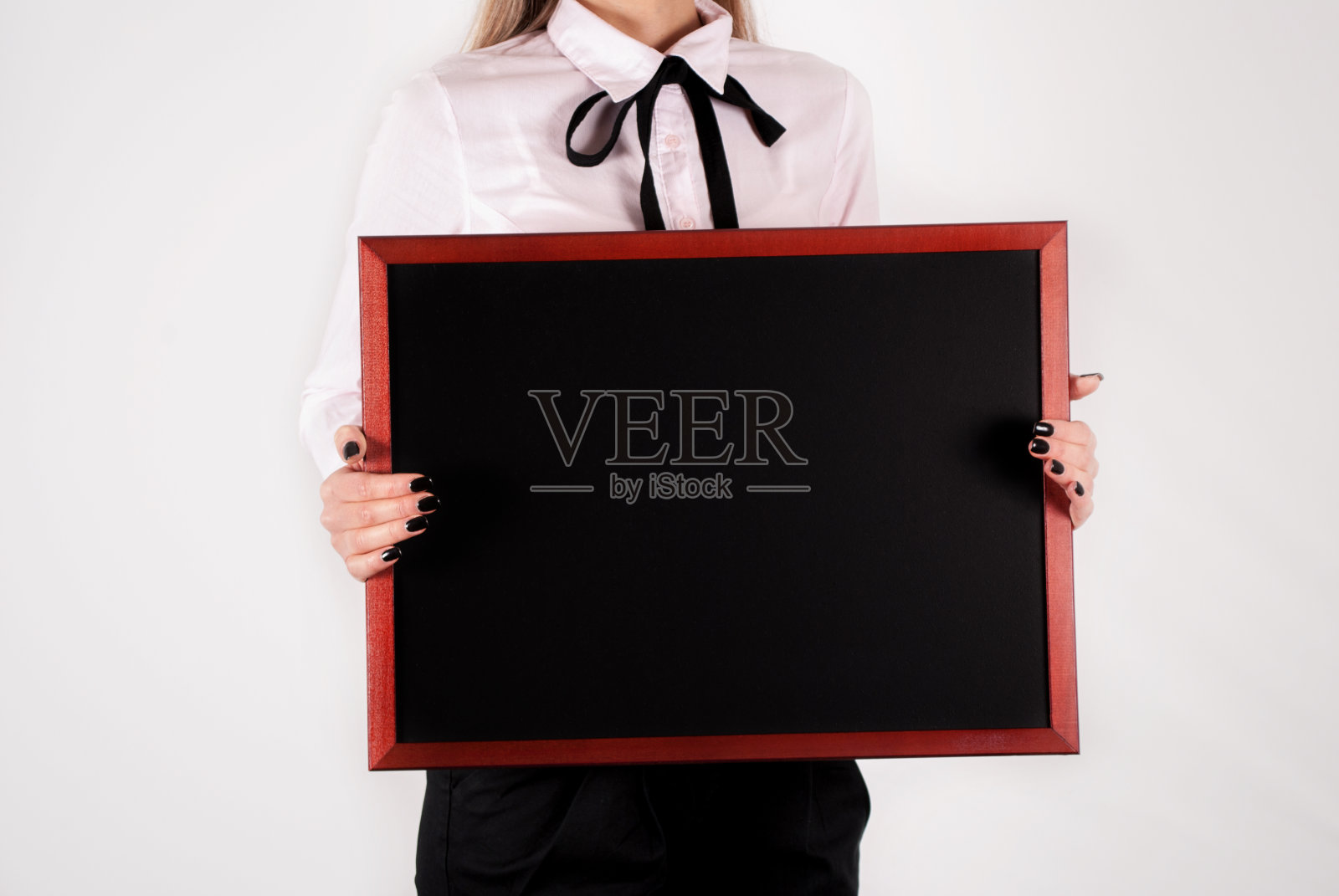 黑色黑板在女性手中。画黑板是空白的照片摄影图片