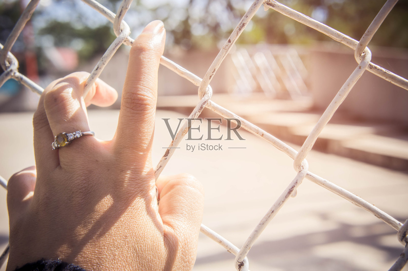 手在禁区。在铁丝墙内防止或陷阱免疫。恐惧和孤独照片摄影图片