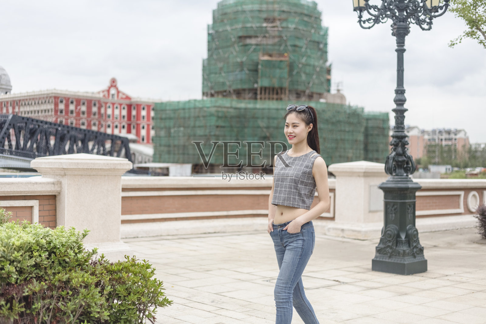 时尚的亚洲女性在人行道上行走的肖像照片摄影图片