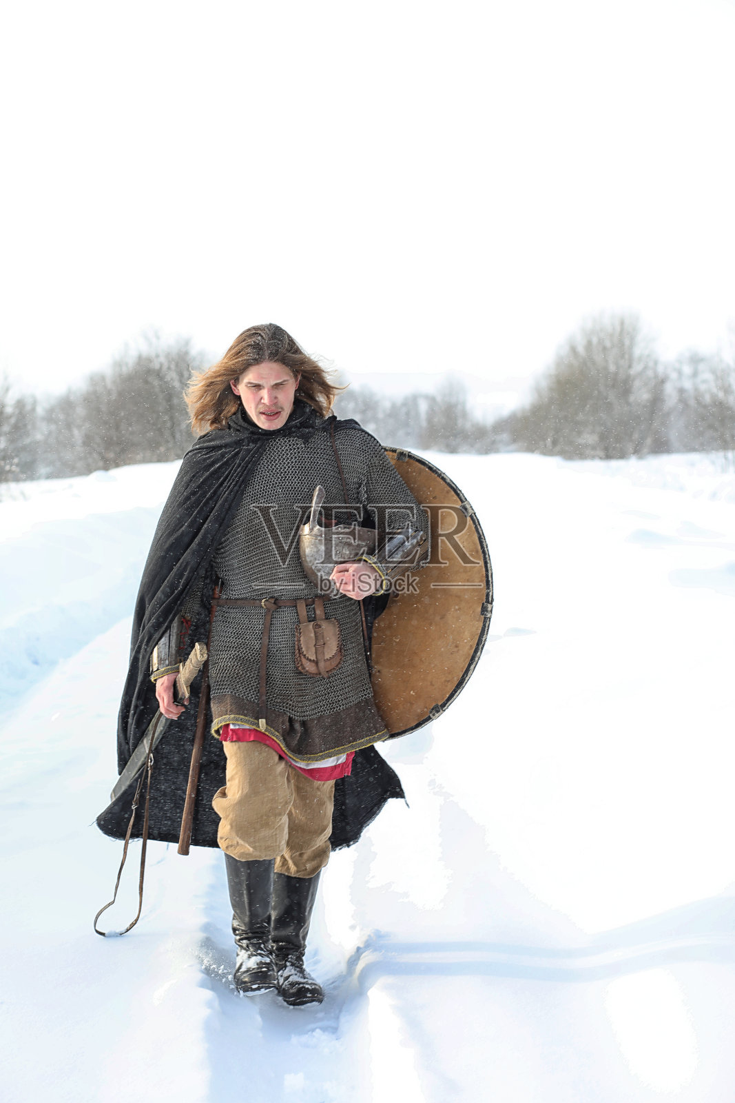 守卫者，穿着锁子甲的年轻战士照片摄影图片