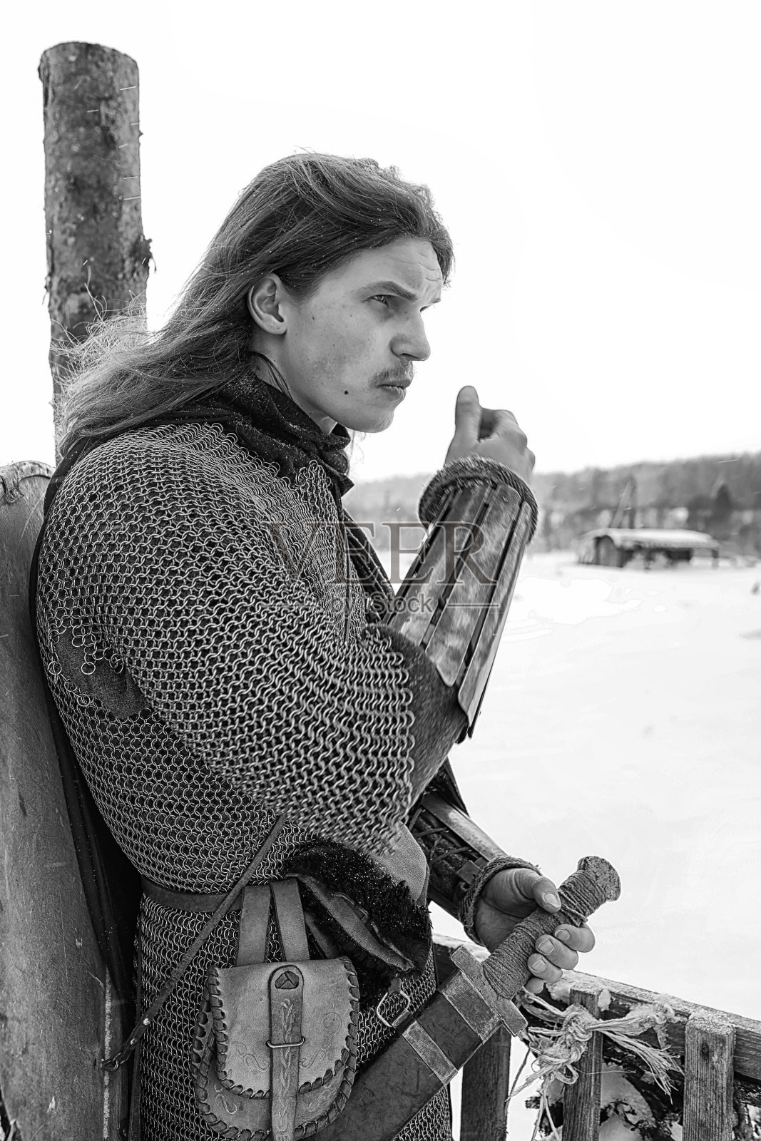 守卫穿着盔甲的年轻战士照片摄影图片