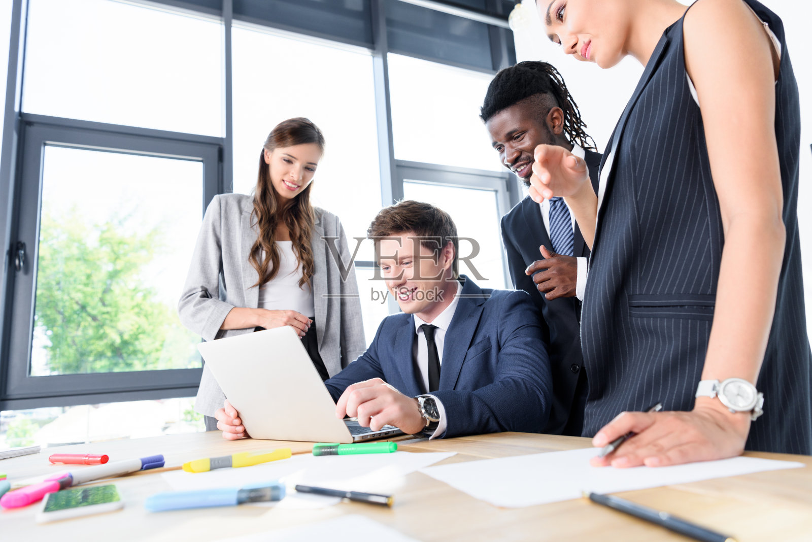 多民族商务人士使用笔记本电脑照片摄影图片