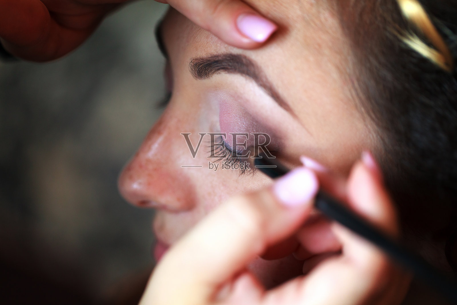 婚礼化妆师为新娘化妆照片摄影图片