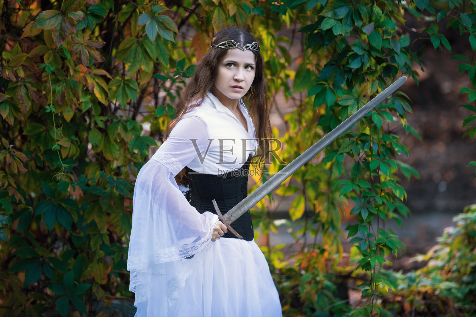 古代公主佩剑照片摄影图片