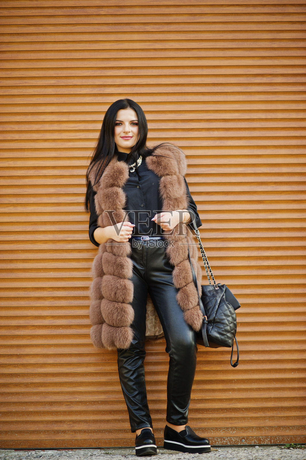时尚户外照片华丽性感的女人在优雅的衣服和豪华的皮草大衣深色头发。照片摄影图片