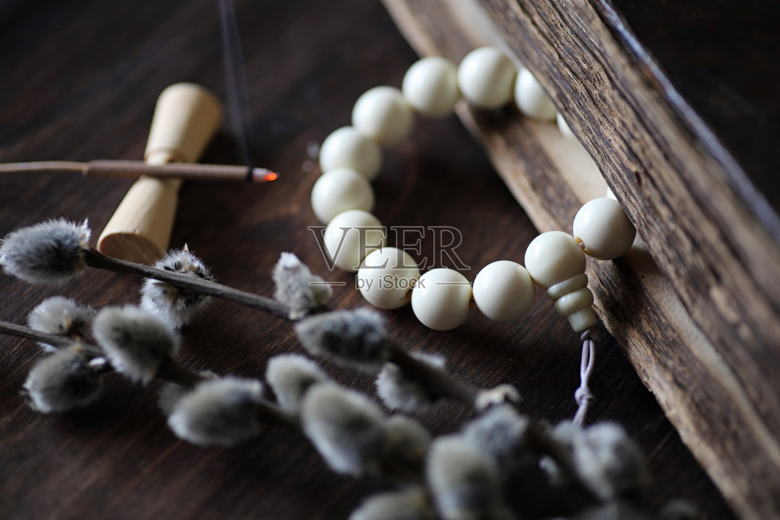 木桌上放着串珠香照片摄影图片