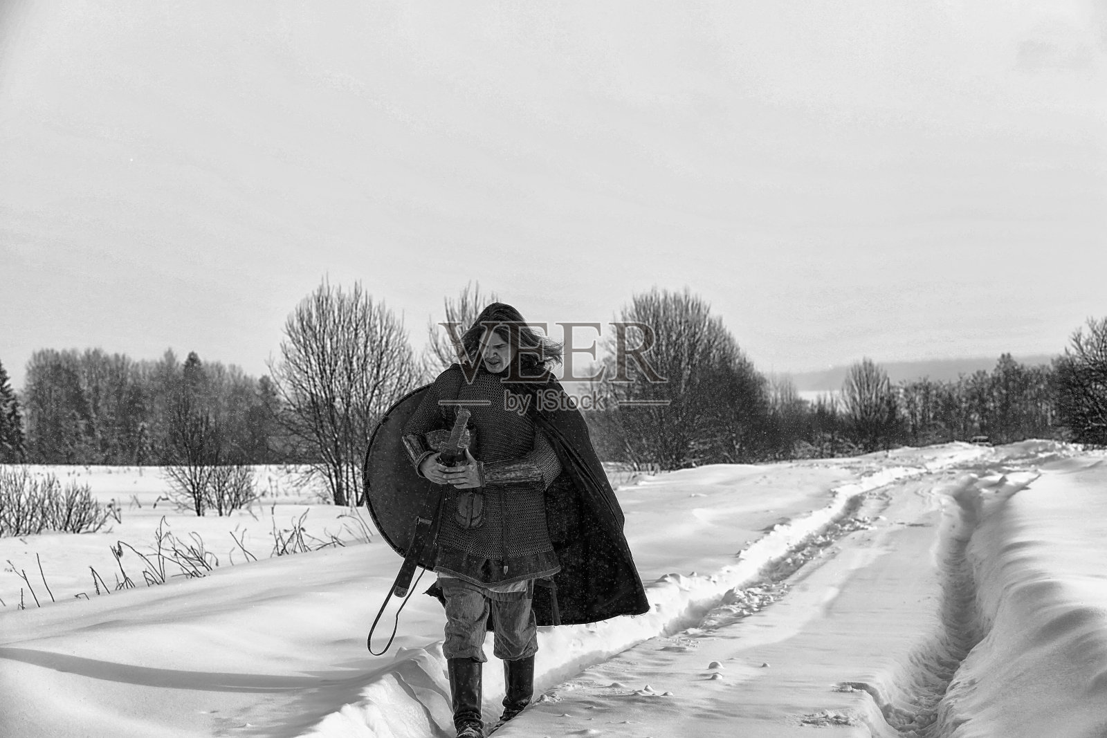 守卫穿着盔甲的年轻战士照片摄影图片