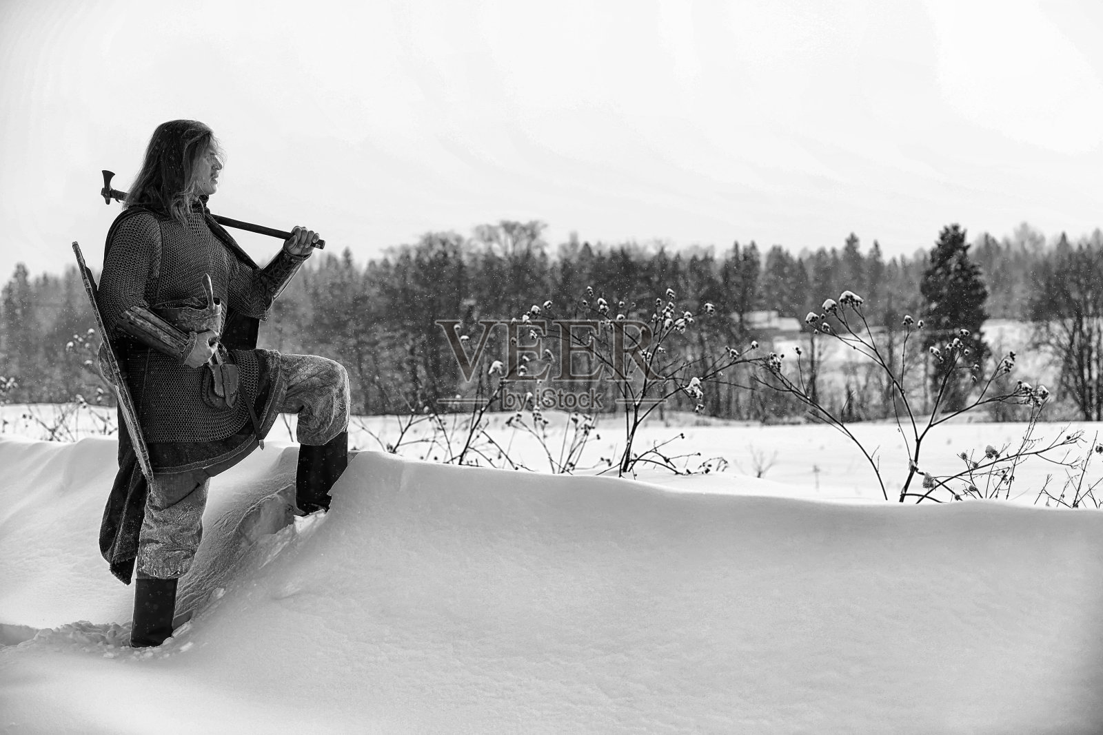 守卫穿着盔甲的年轻战士照片摄影图片