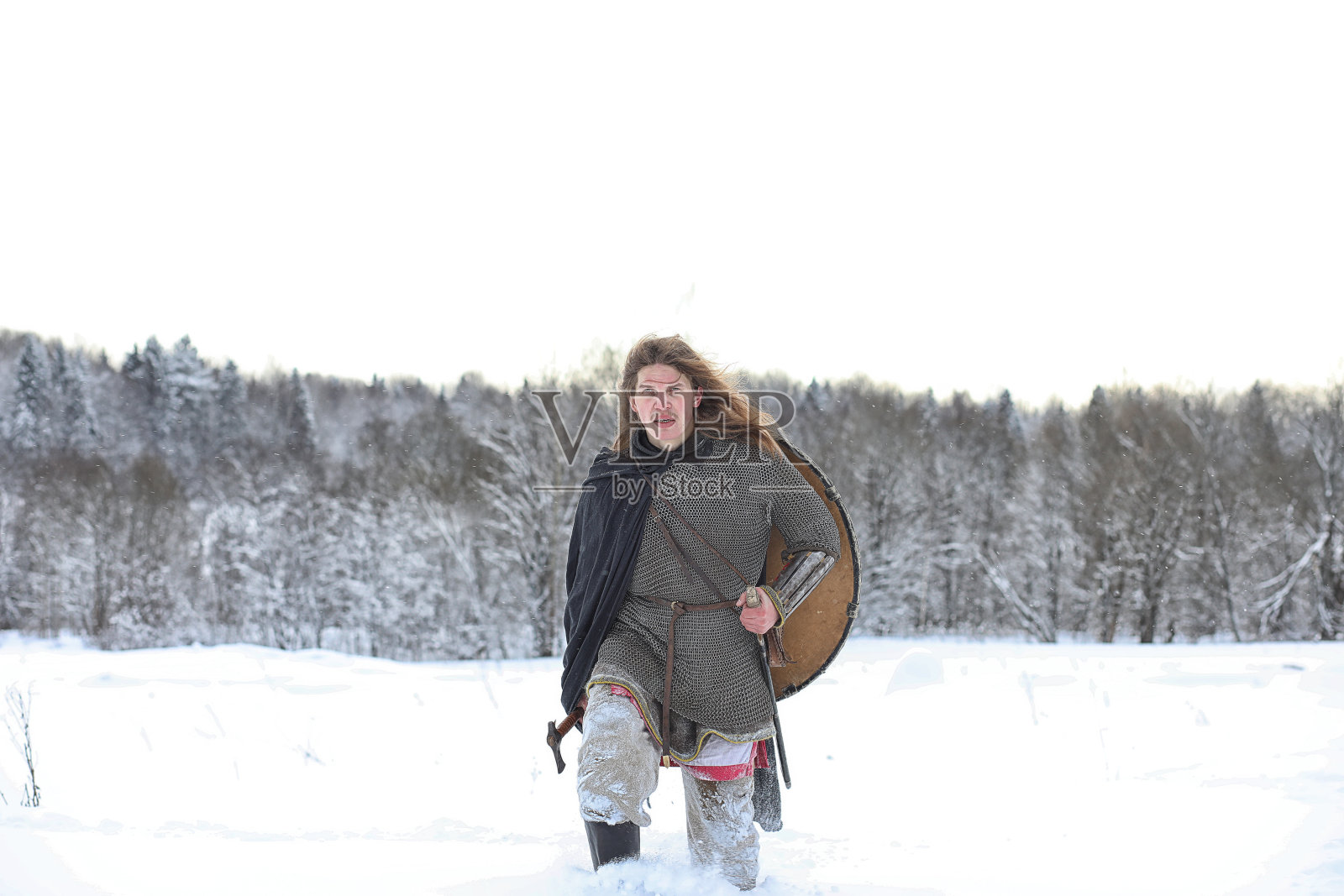 守卫者，穿着锁子甲的年轻战士照片摄影图片