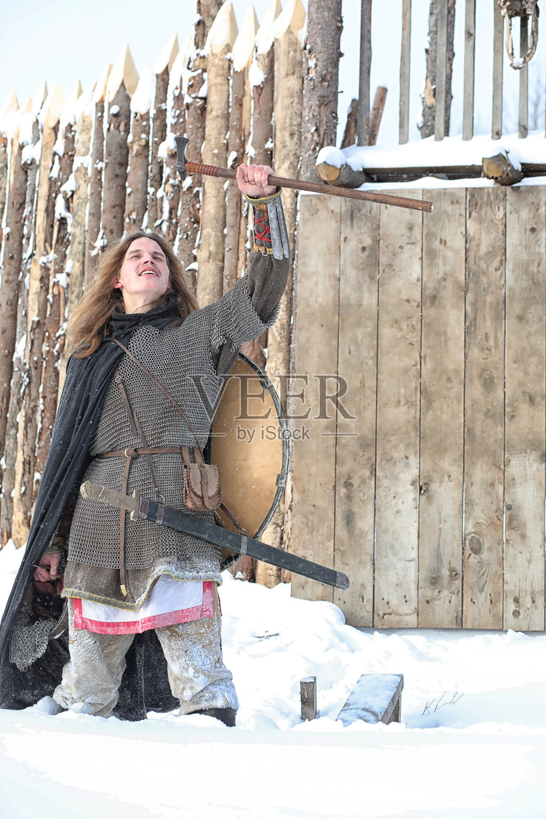 守卫者，穿着锁子甲的年轻战士照片摄影图片