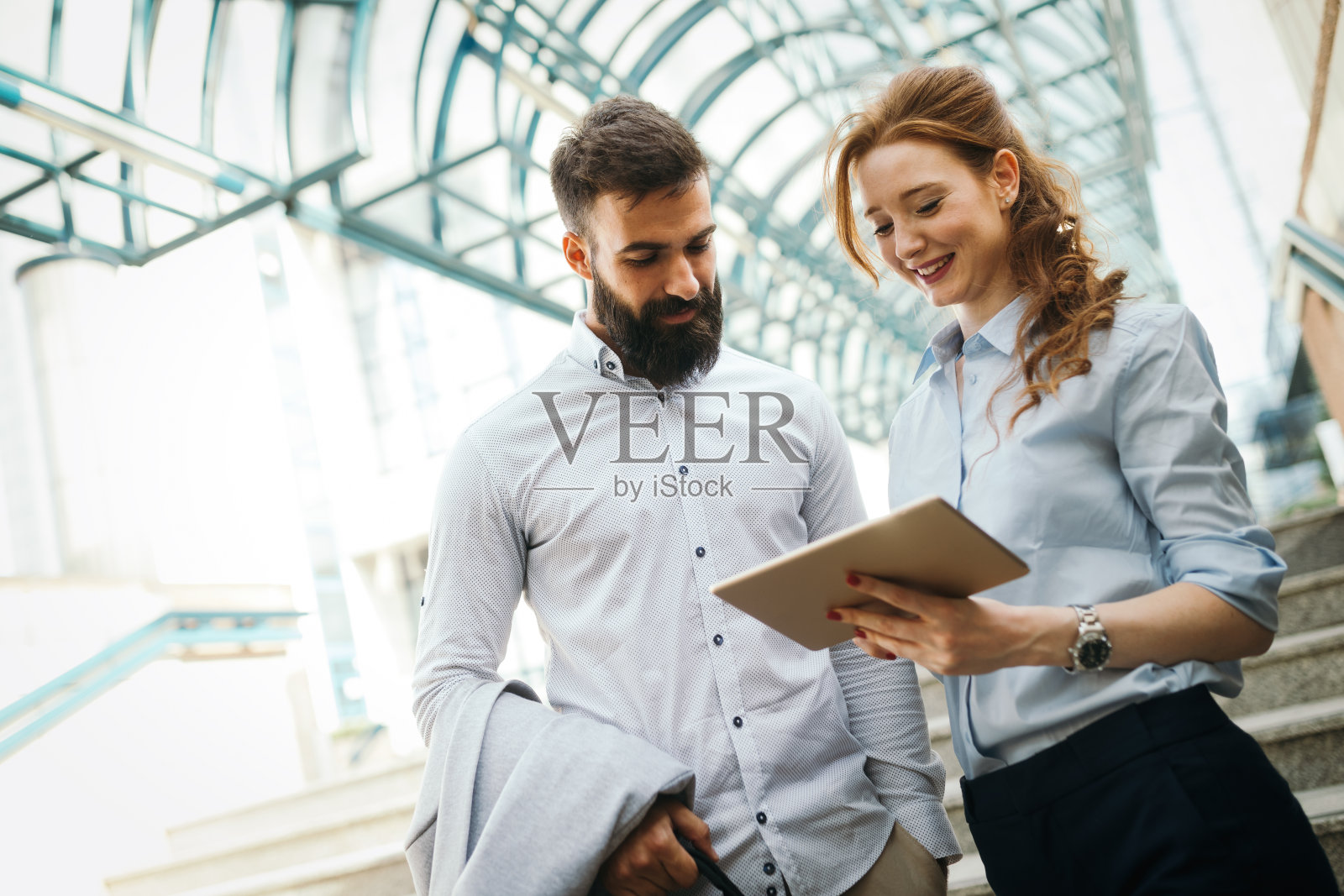 工作间隙同事聊天照片摄影图片