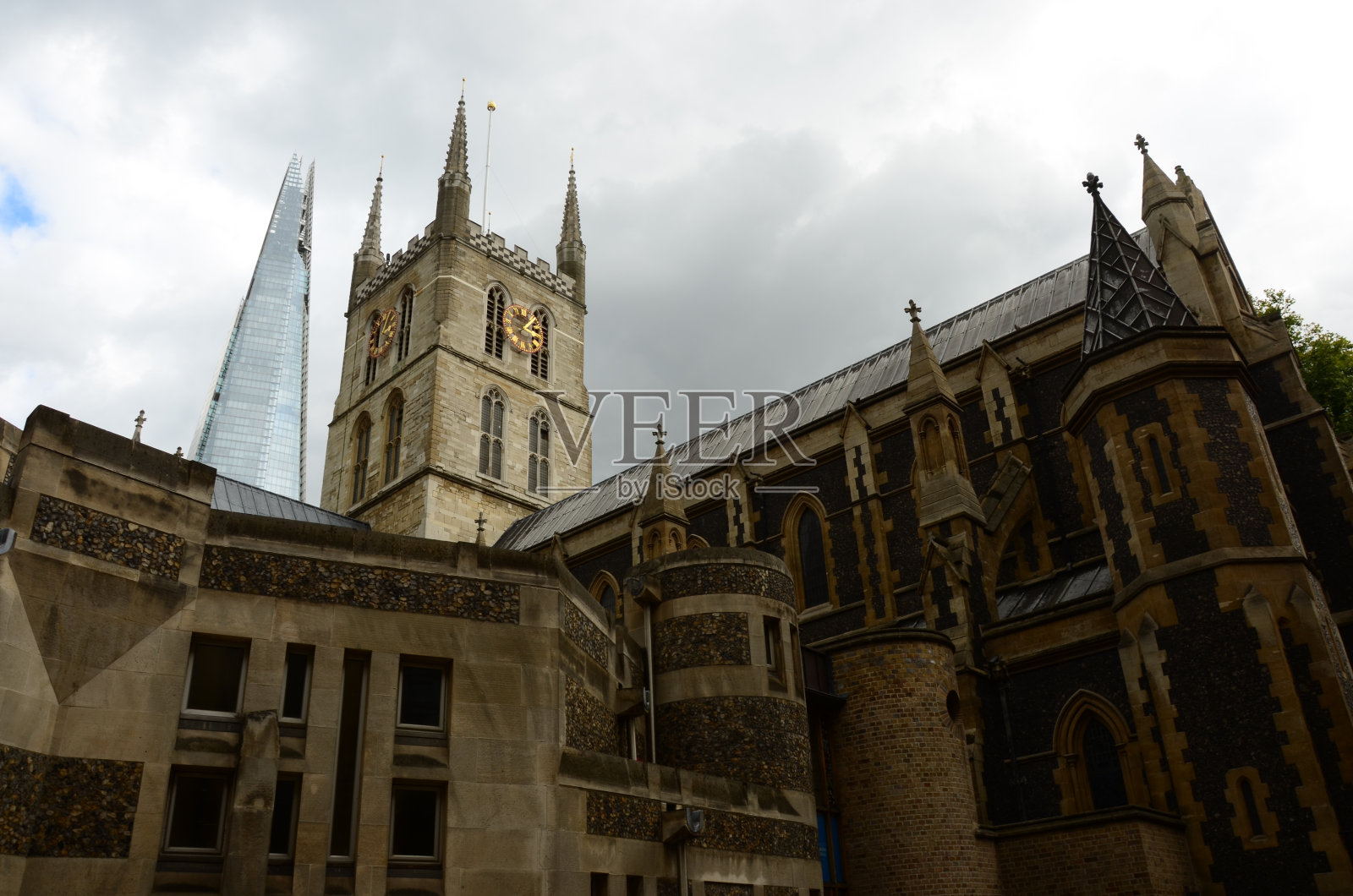 教堂塔和碎片照片摄影图片