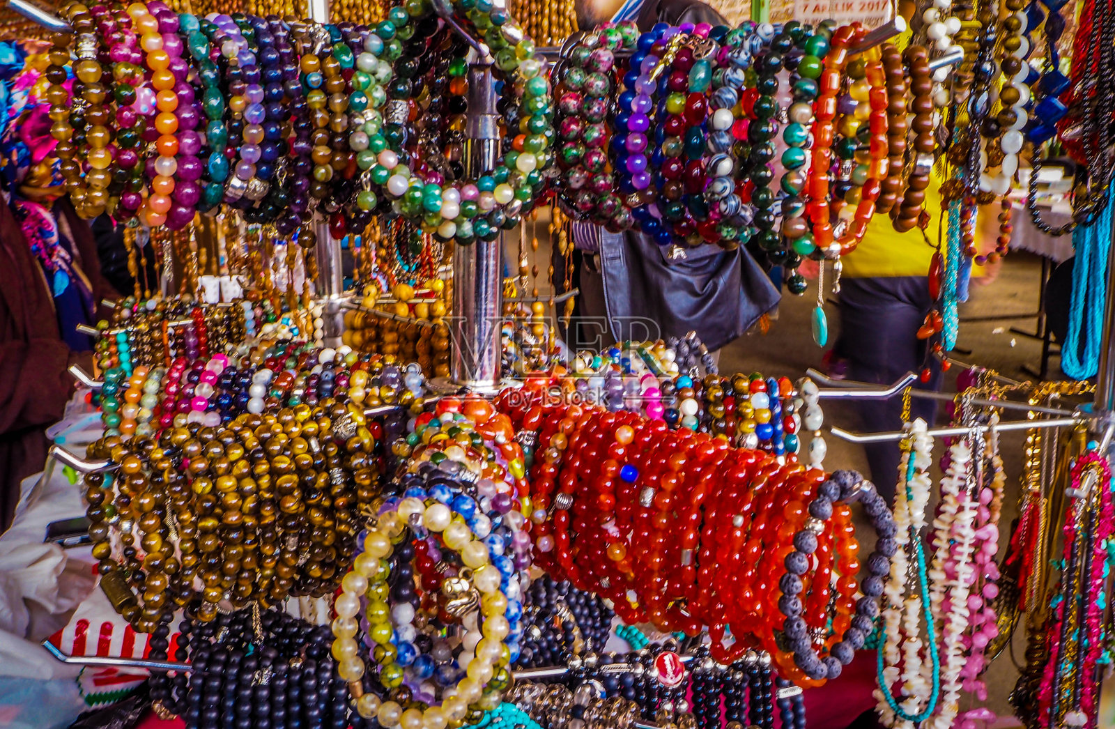 古董市场上的彩色项链照片摄影图片