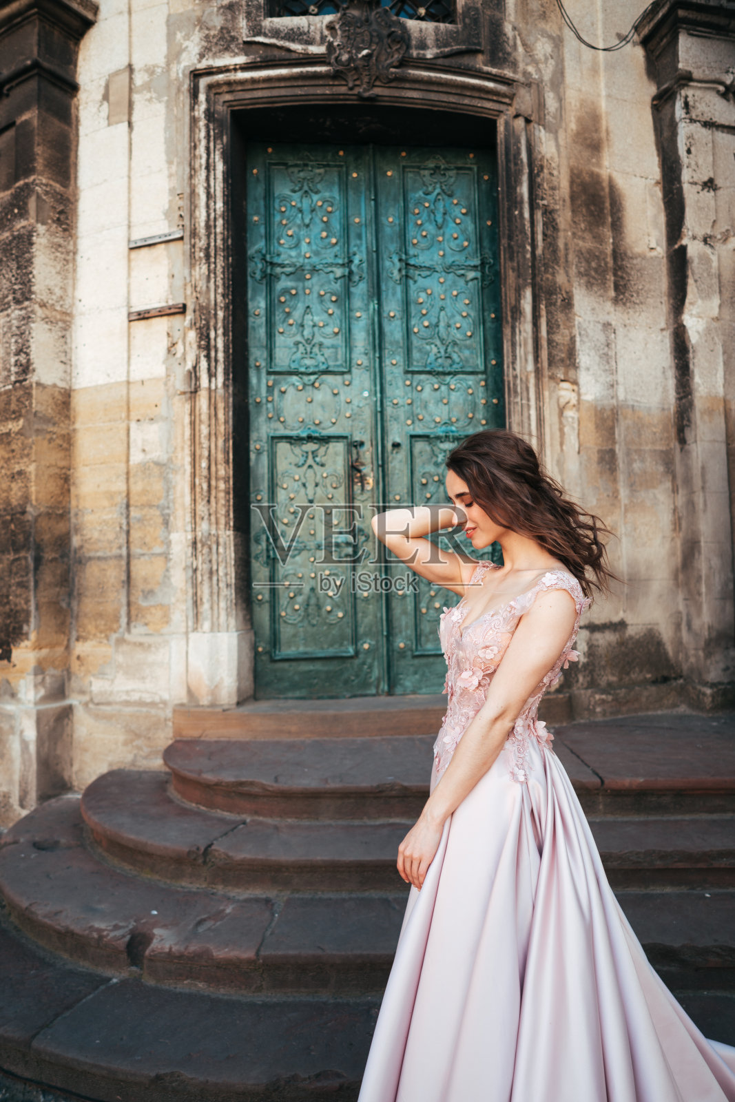 穿着时髦晚礼服的女人照片摄影图片