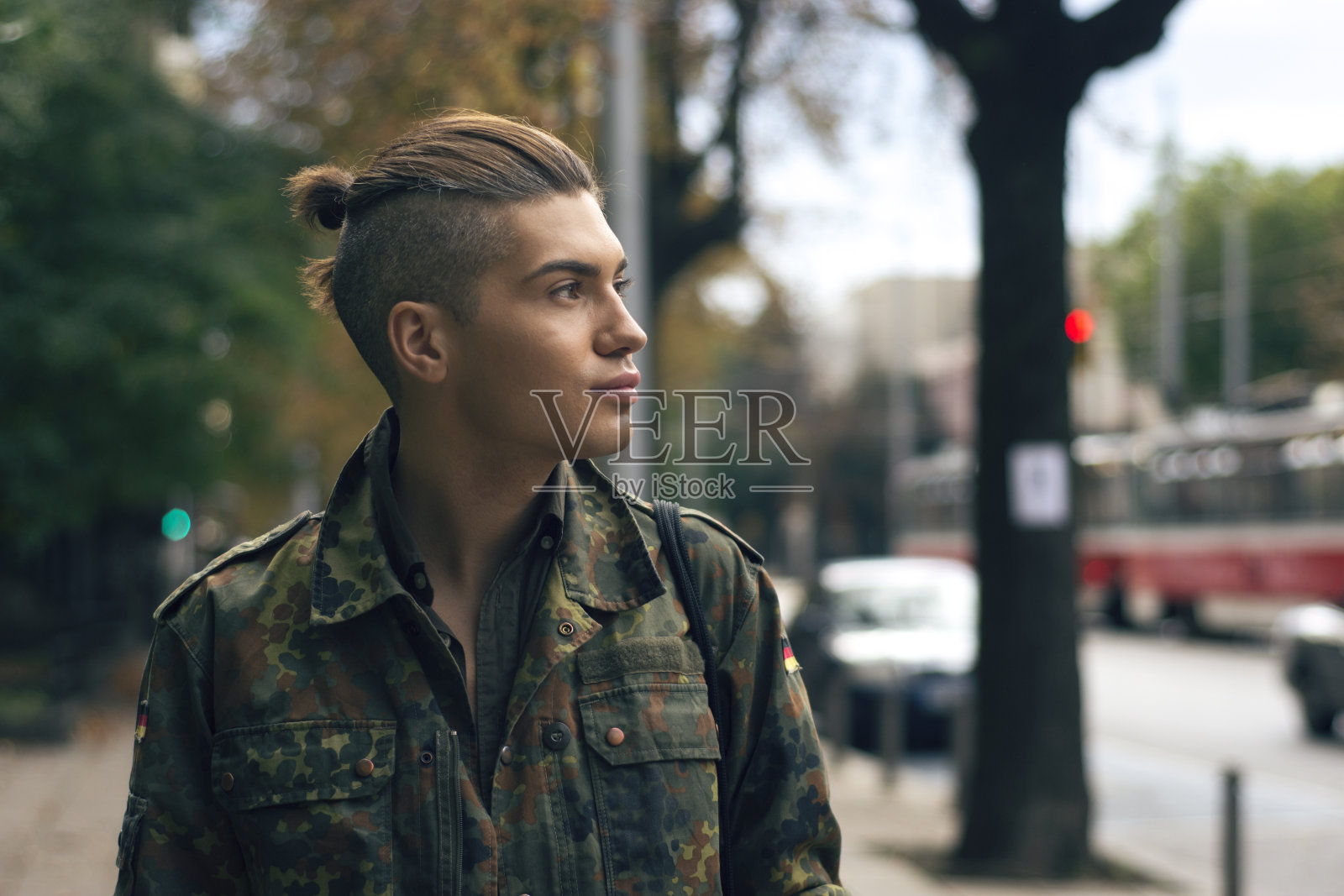 一个城市里的年轻人照片摄影图片