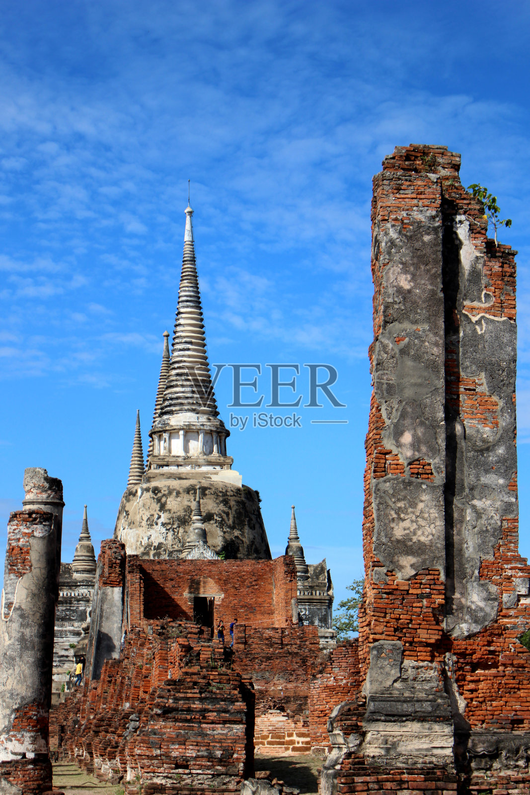 著名的寺庙和古塔与晴朗的蓝天阳光照片摄影图片