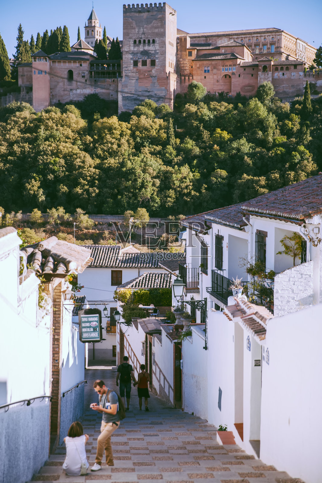 游客在西班牙格拉纳达的阿尔拜辛地区散步照片摄影图片