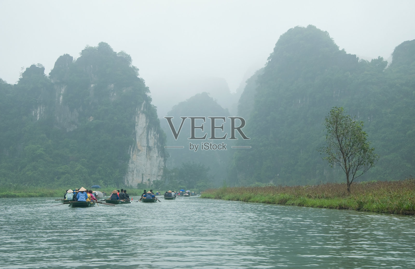 越南宁平的董安。川安是联合国教科文组织的世界遗产，因其船洞游而闻名。这是越南的下龙湾。照片摄影图片