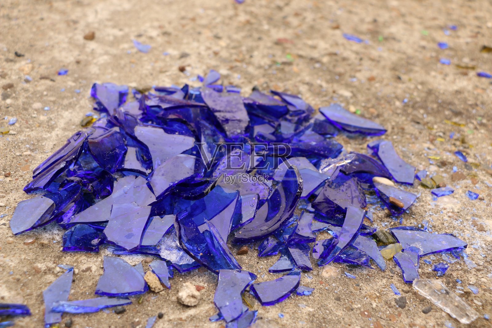 混凝土表面的蓝色碎玻璃-纹理为背景，设计照片摄影图片