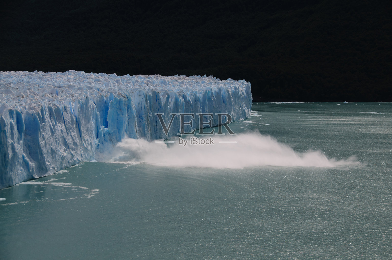 莫雷诺冰川的冰崩照片摄影图片