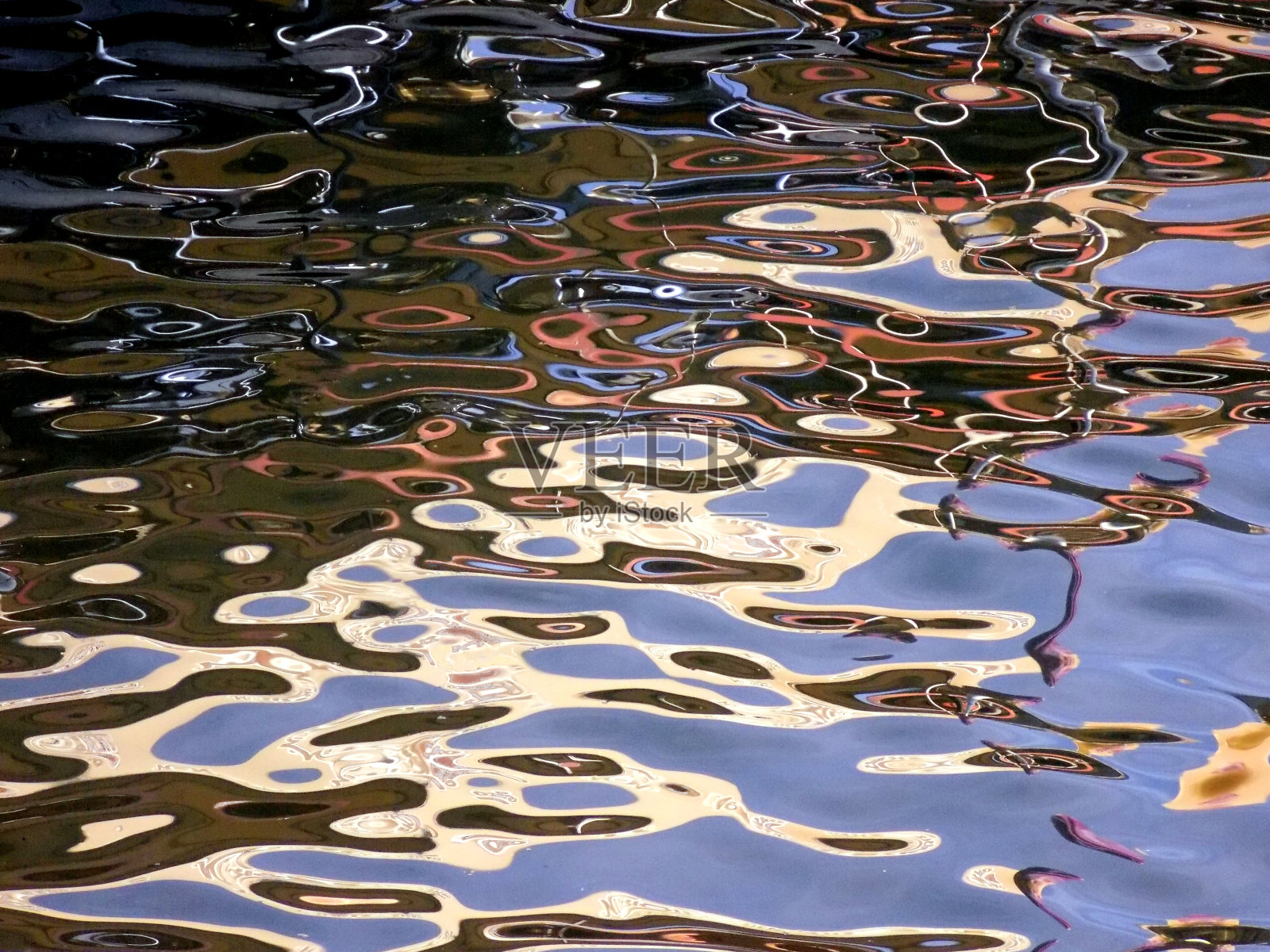 水面上的倒影照片摄影图片
