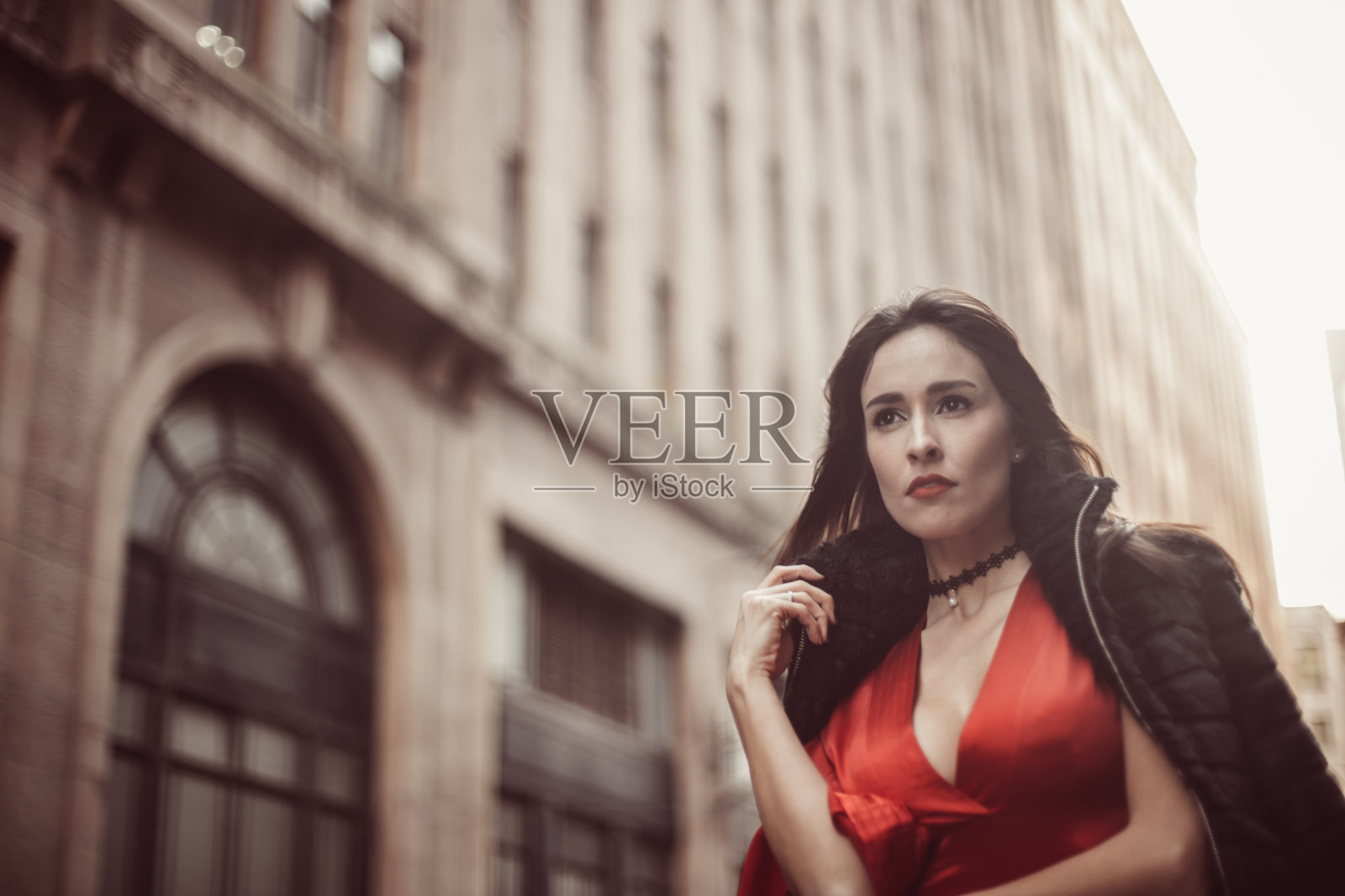 穿着冬季大衣的漂亮女人照片摄影图片