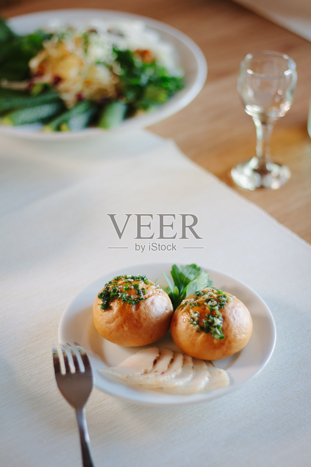 乌克兰圆形糕点，陶瓷盘。照片摄影图片