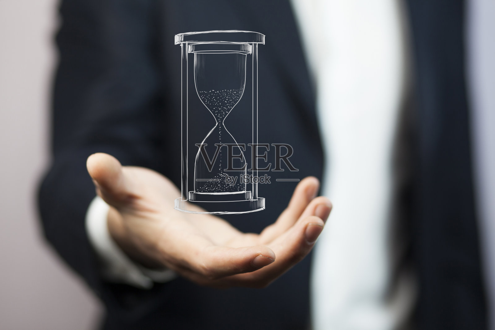 男人的手握着沙漏照片摄影图片