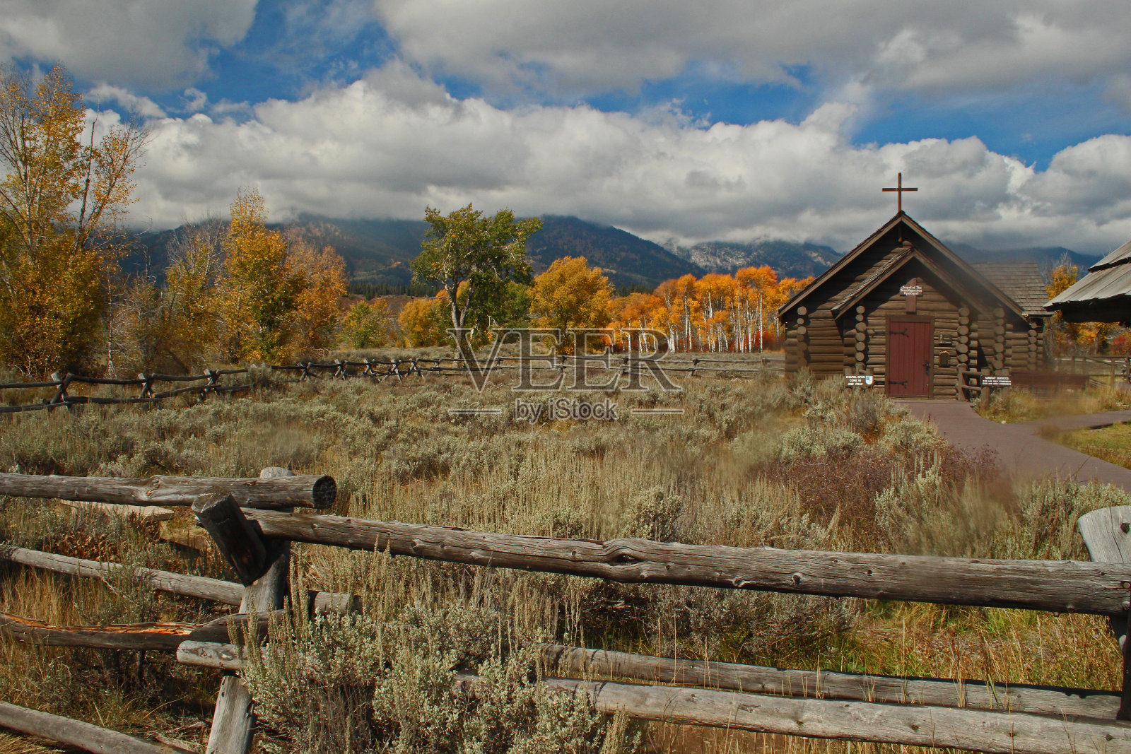 艾草的教堂照片摄影图片