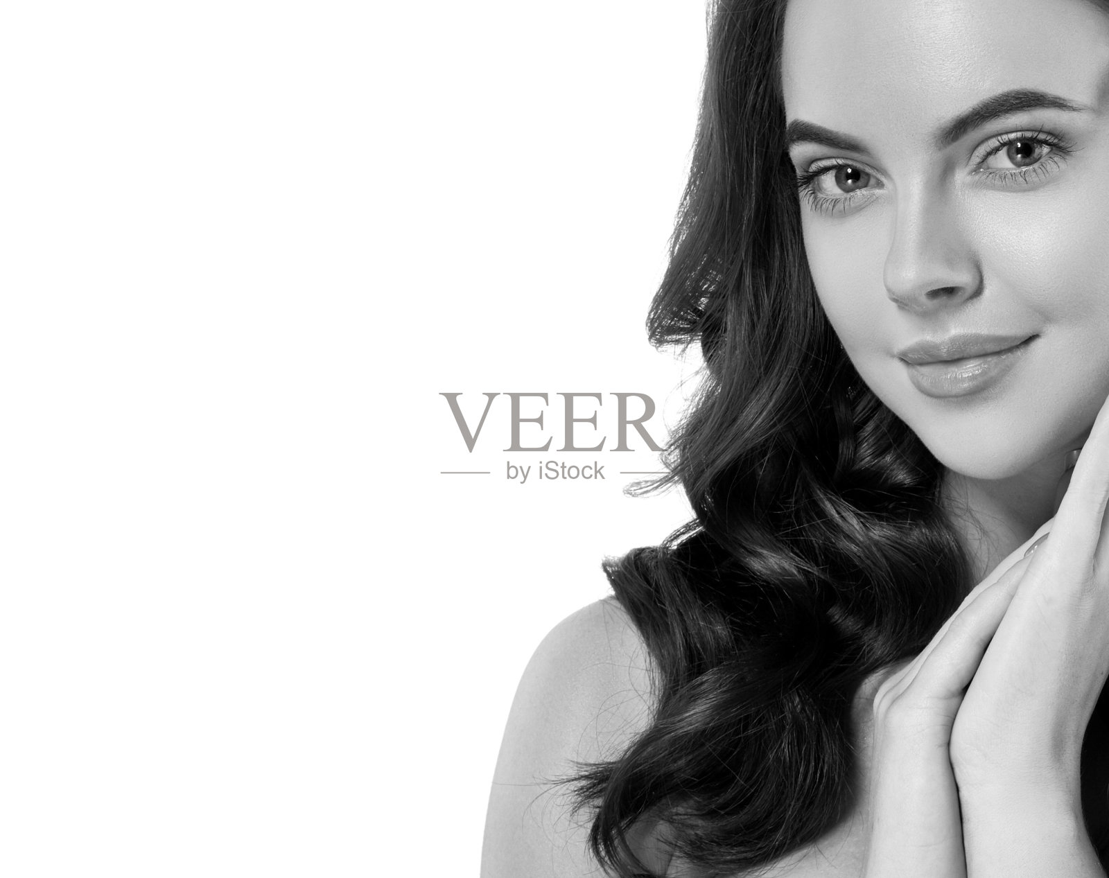 女人的脸年轻漂亮，皮肤健康肖像，双手黑白相间。照片摄影图片