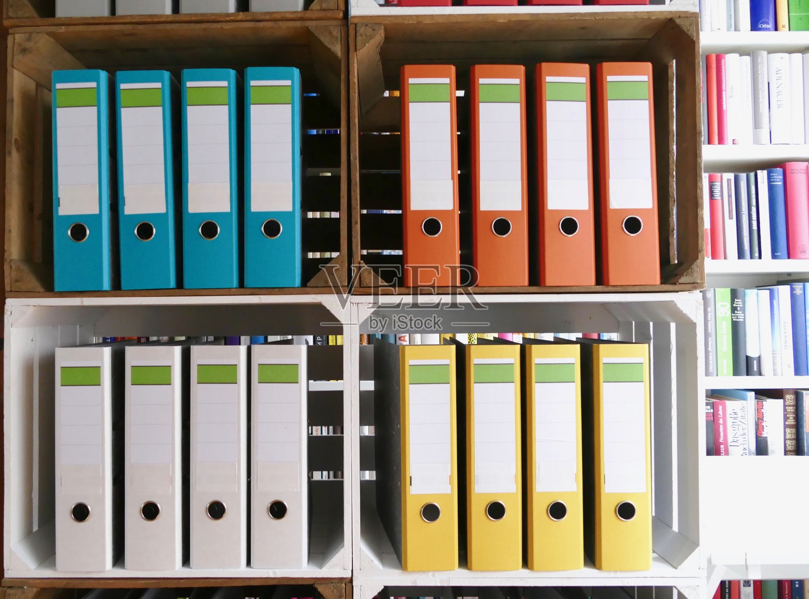 书架前的彩色活页夹照片摄影图片